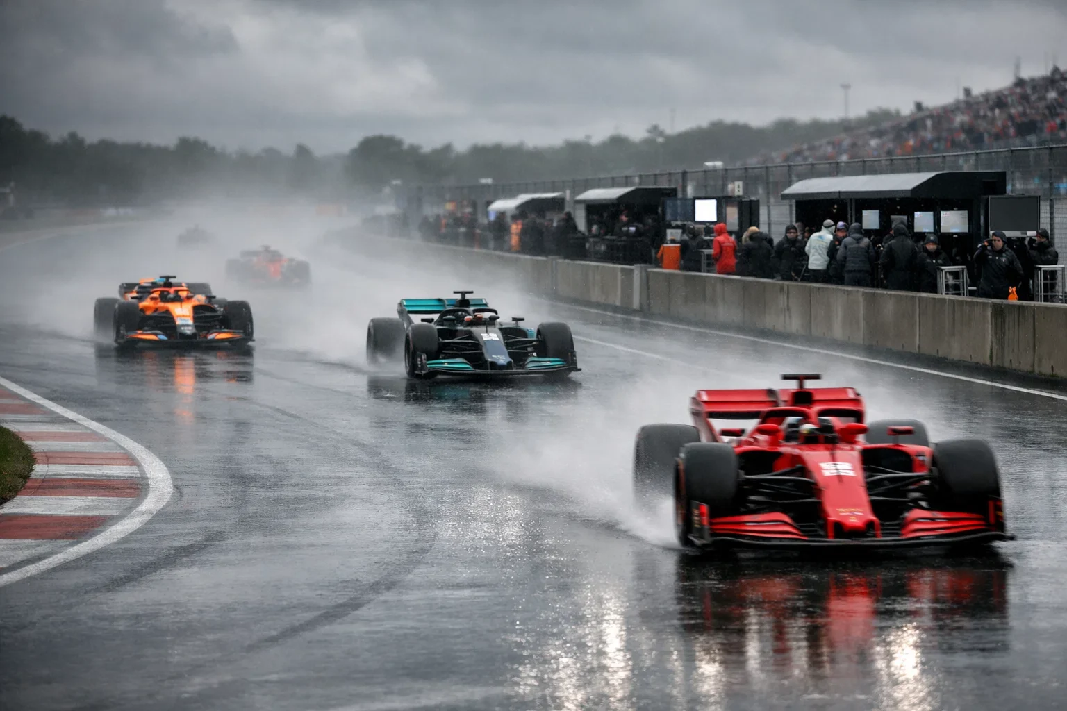 F1 vrije training sessie met coureurs op de baan en teams die data verzamelen